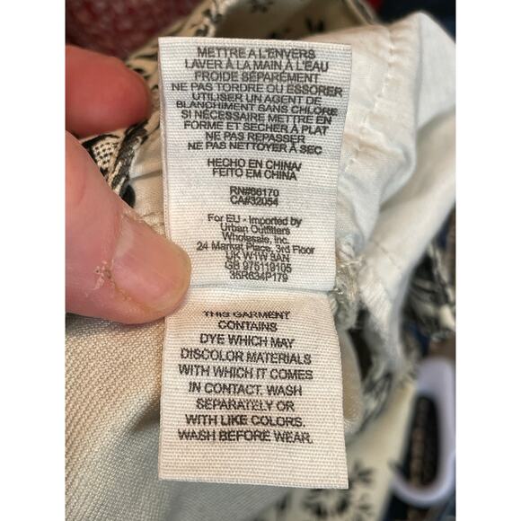 Free People capri pants off white with black design women’s size
31‎ waist - Picture 5 of 5